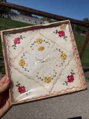 VINTAGE Embroidered Floral Handkerchief Set - Yellow & Red Flowers